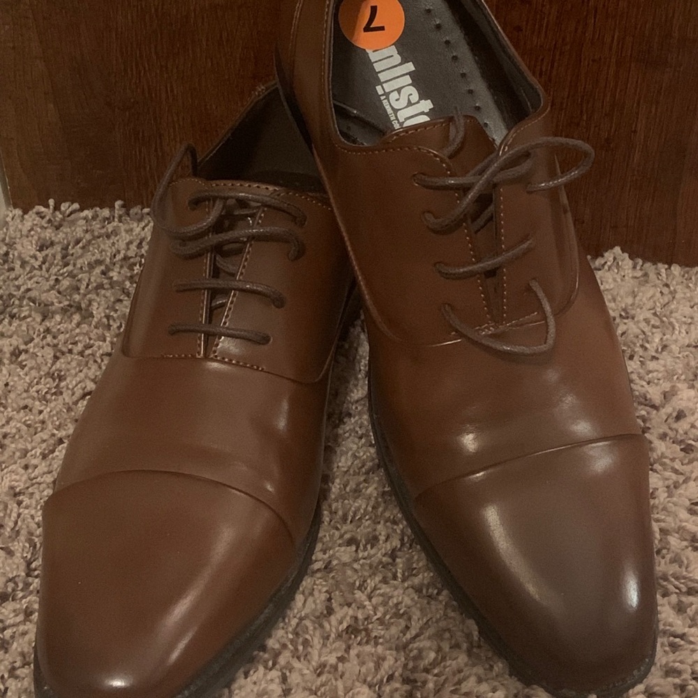 Men’s brown dress shoes
